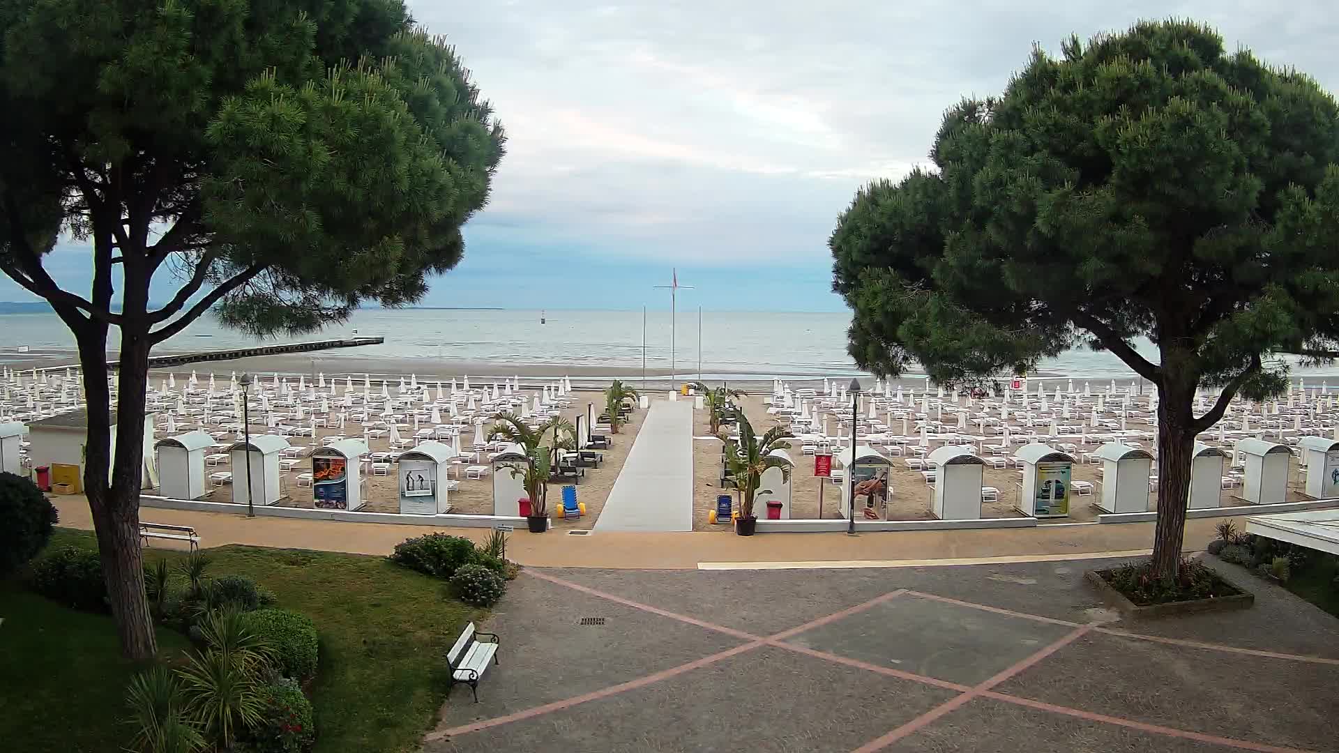 Gradež Vhod na Plažo: Pogled v Živo na Obalo