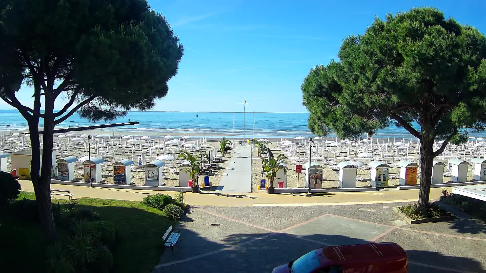 Gradež Vhod na Plažo: Pogled v Živo na Obalo