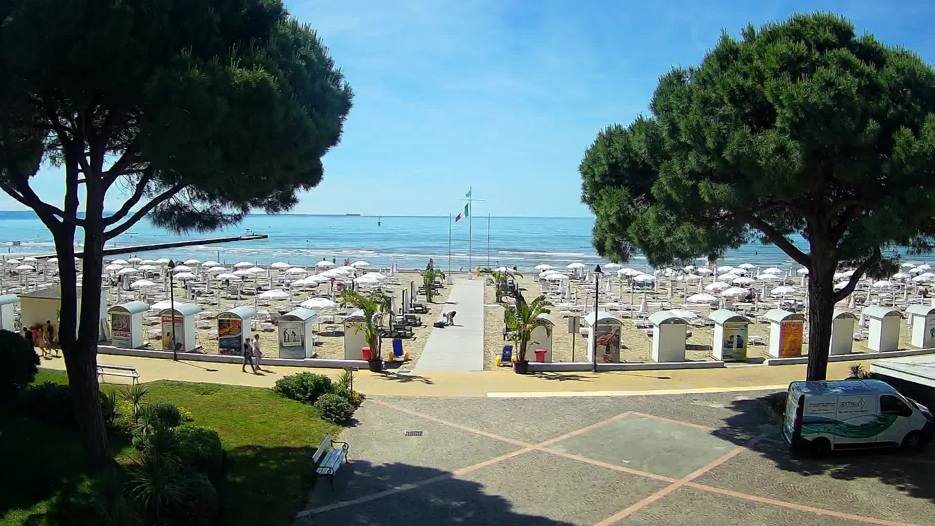 Gradež Vhod na Plažo: Pogled v Živo na Obalo
