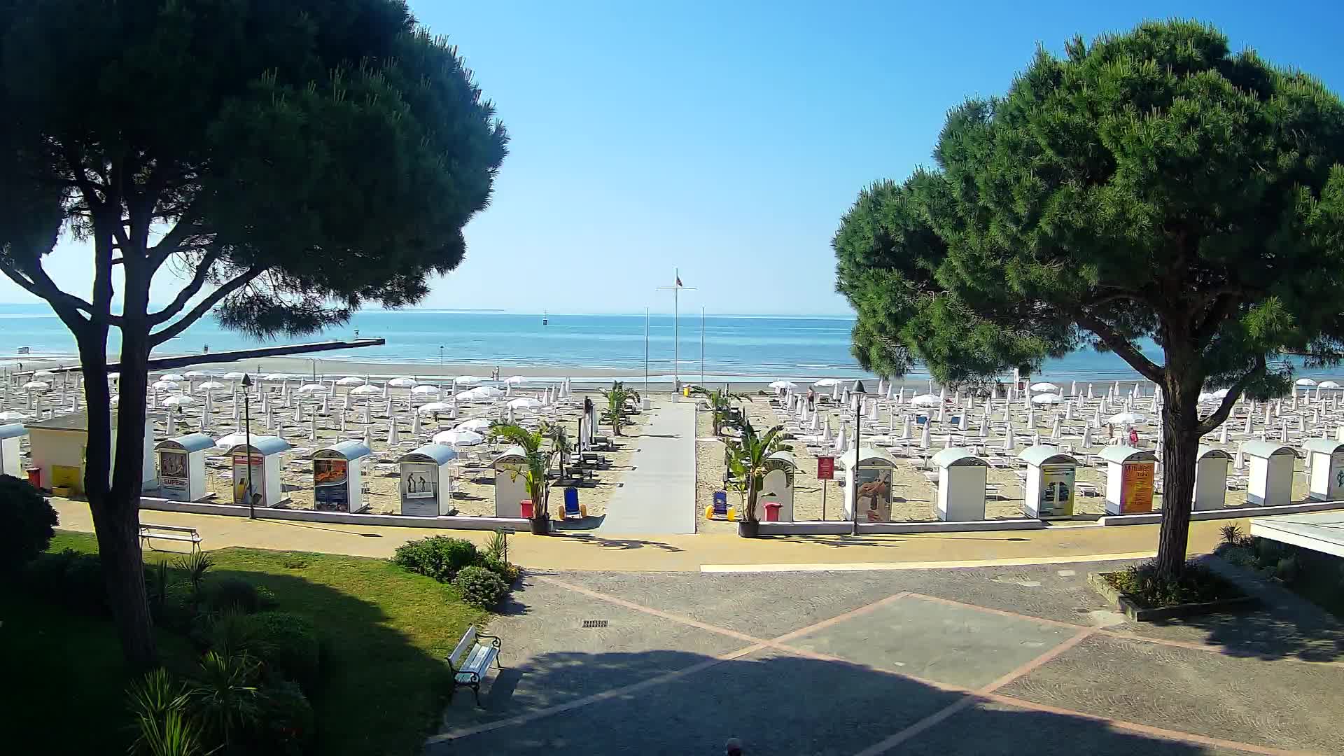 Gradež Vhod na Plažo: Pogled v Živo na Obalo