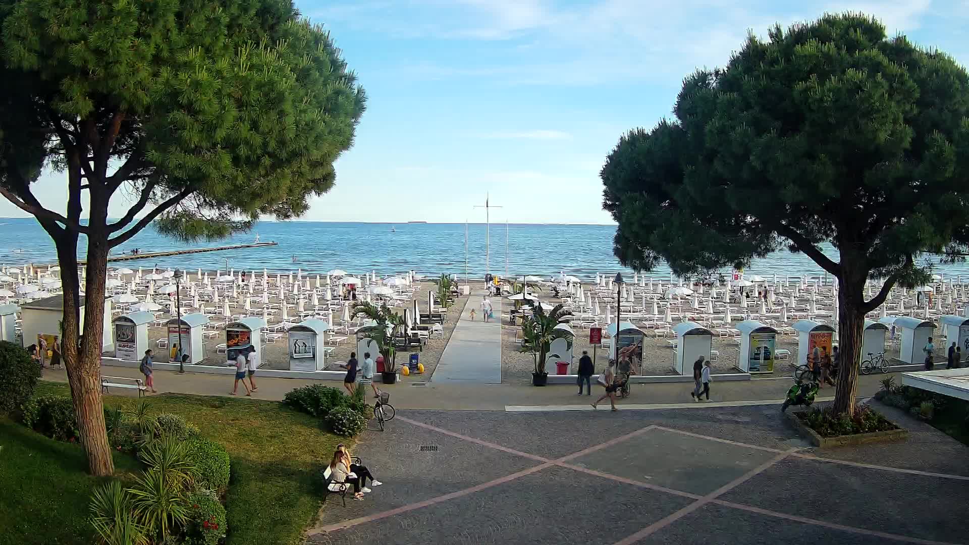 Gradež Vhod na Plažo: Pogled v Živo na Obalo