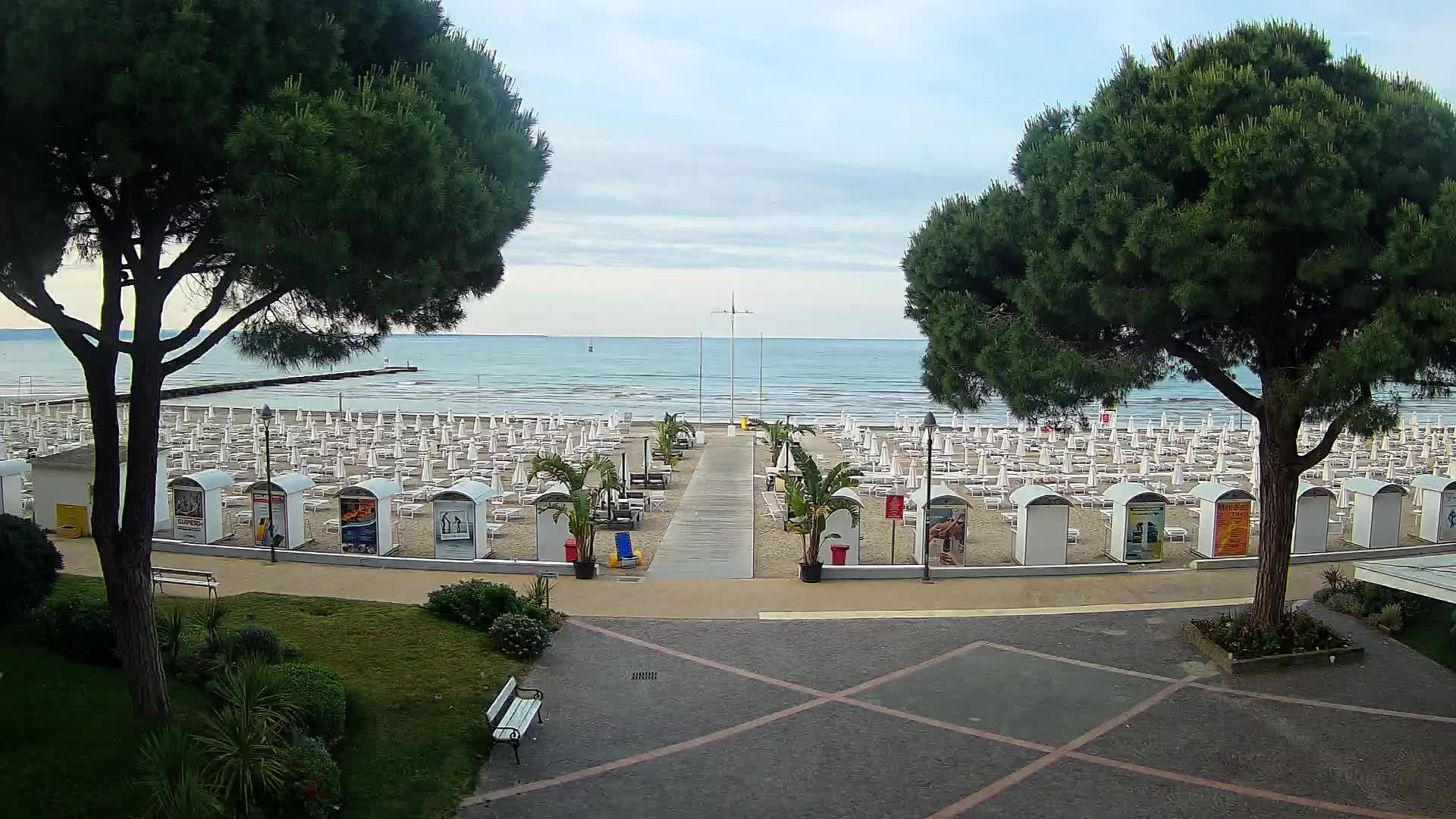 Gradež Vhod na Plažo: Pogled v Živo na Obalo