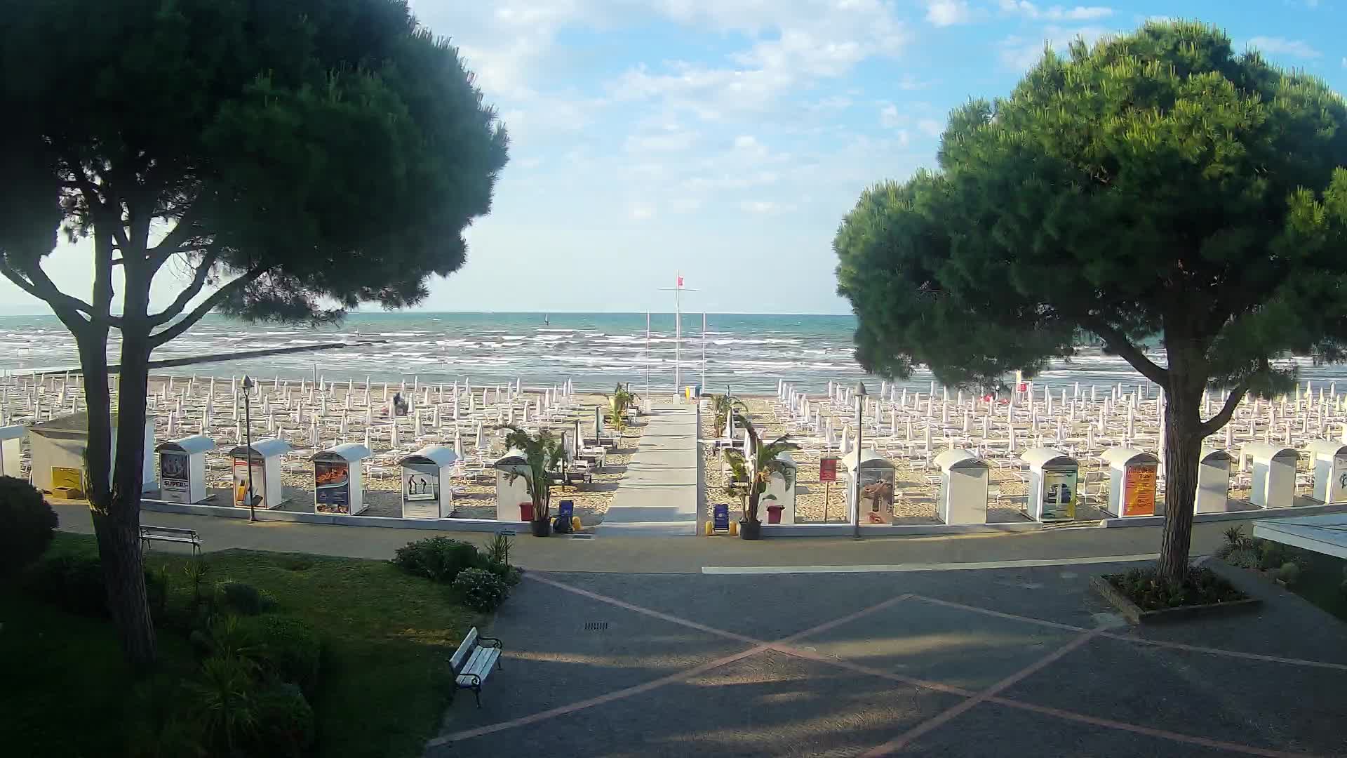 Gradež Vhod na Plažo: Pogled v Živo na Obalo