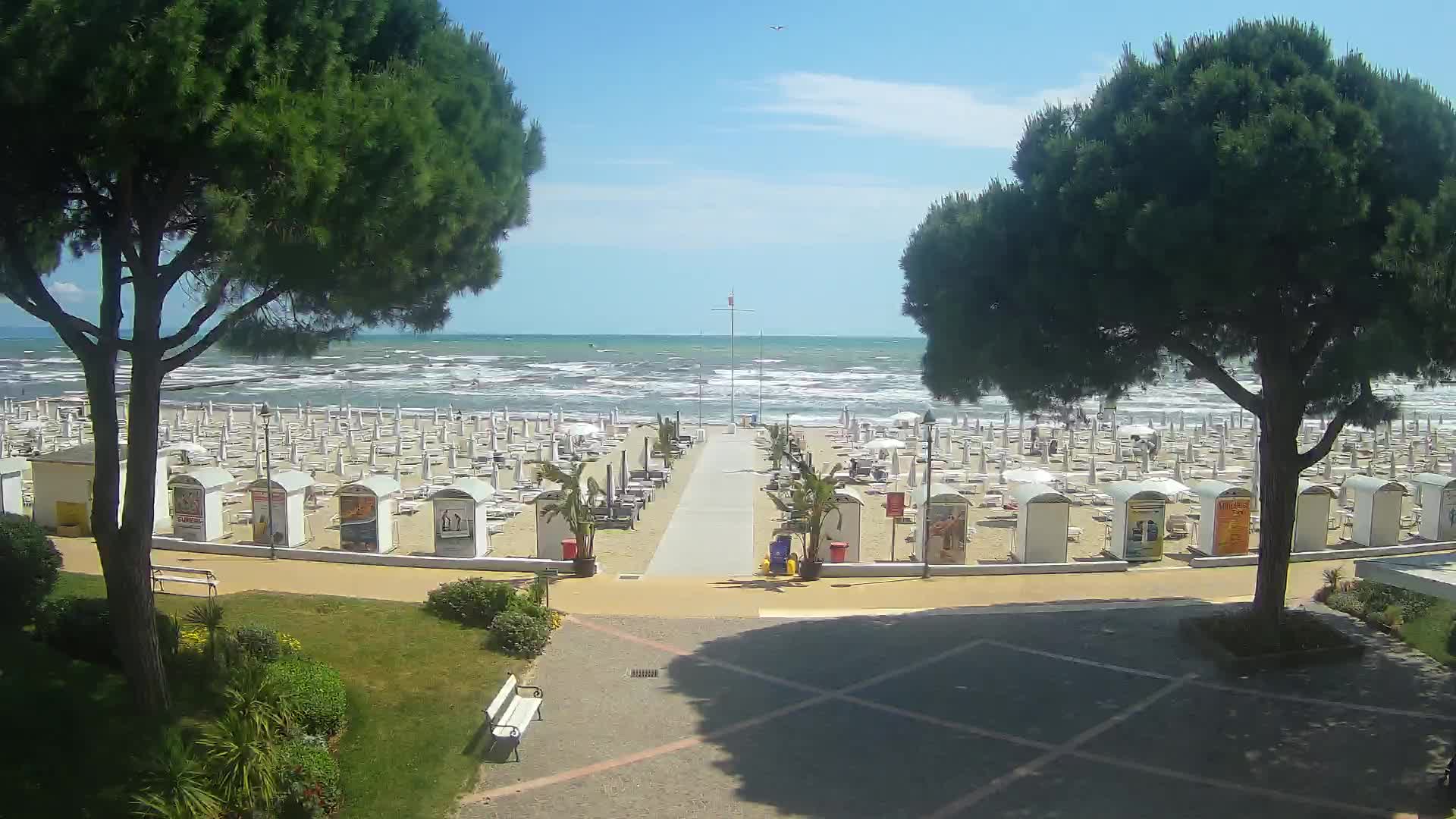 Gradež Vhod na Plažo: Pogled v Živo na Obalo