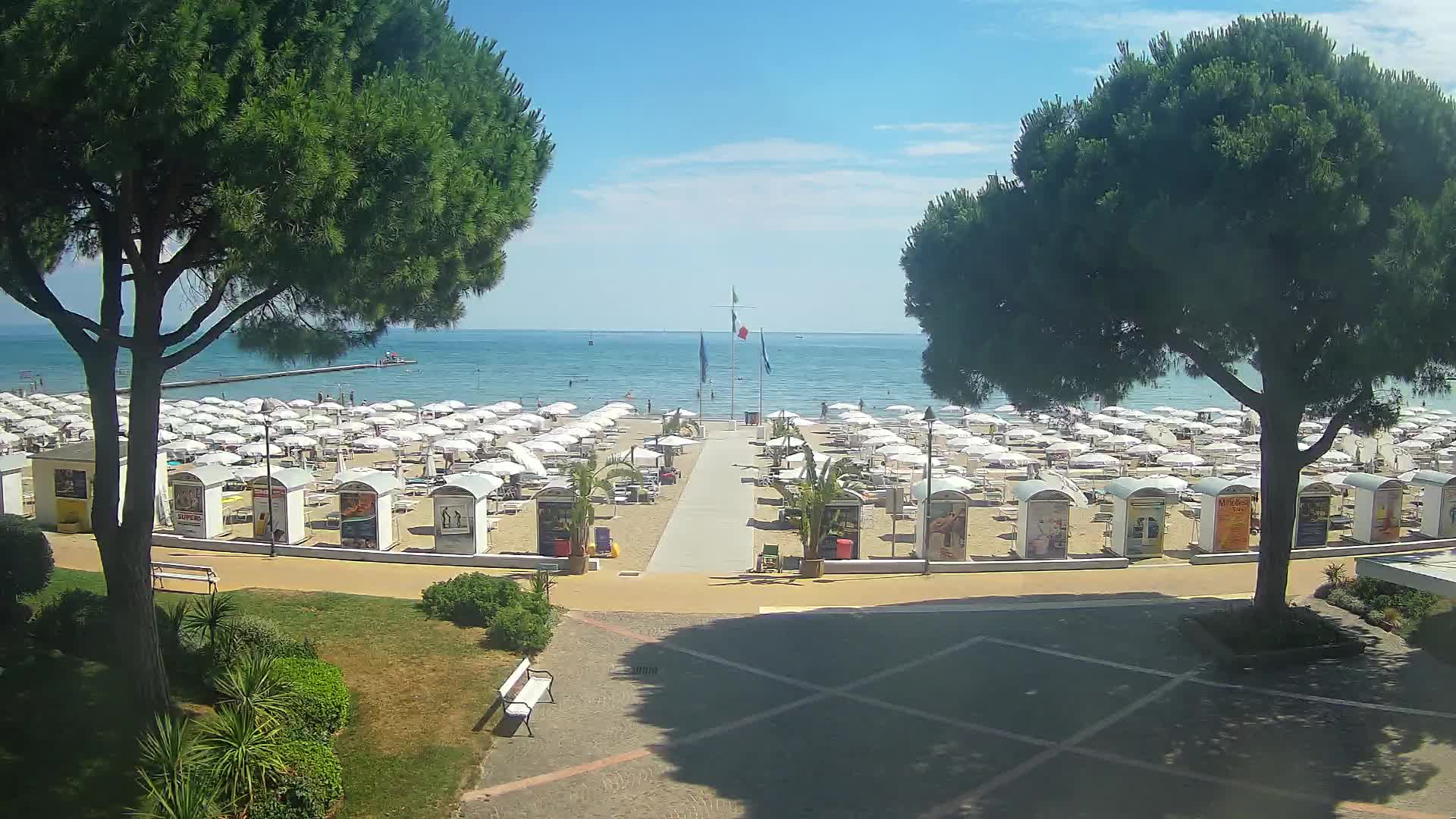 Gradež Vhod na Plažo: Pogled v Živo na Obalo