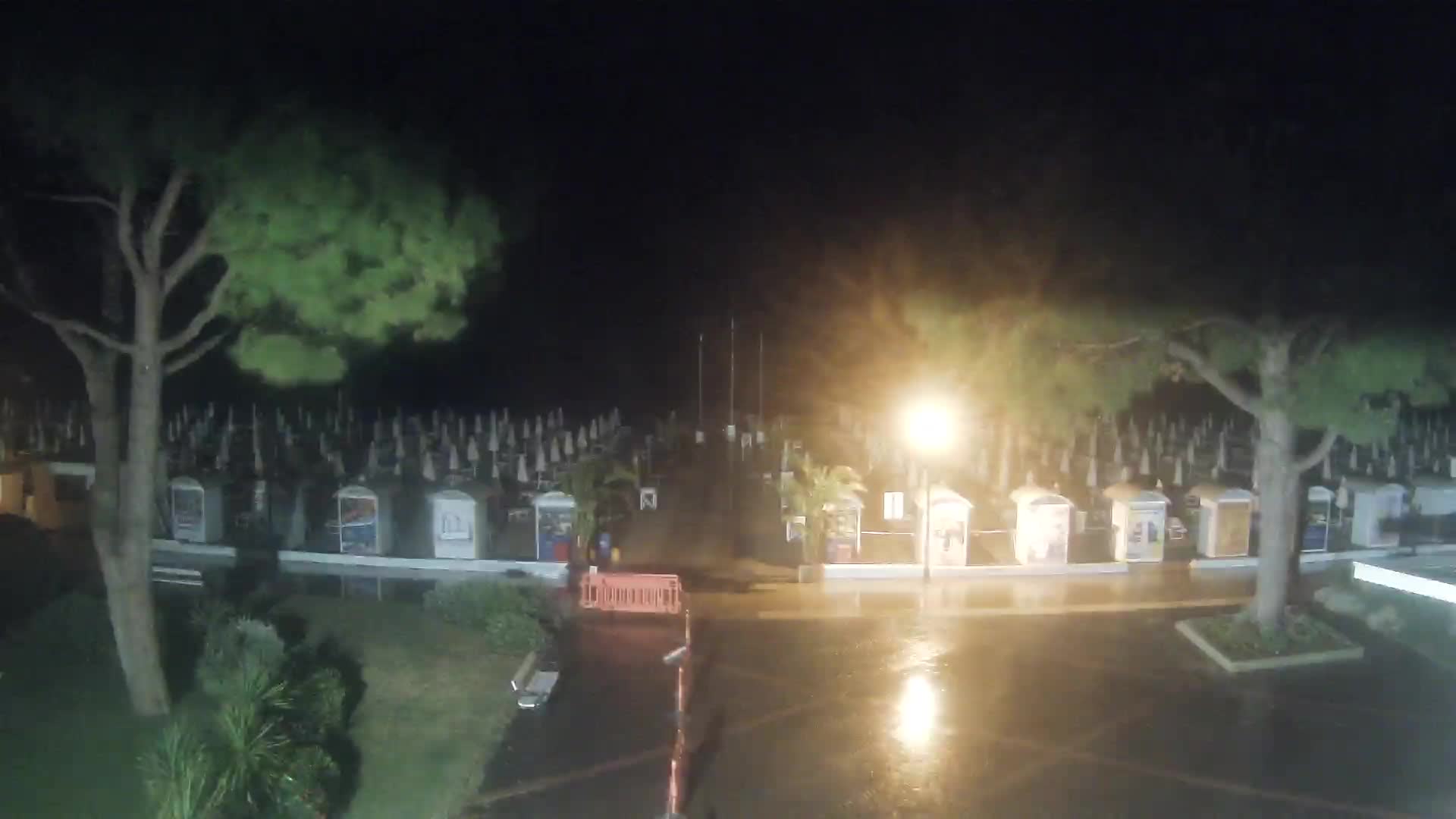 Gradež Vhod na Plažo: Pogled v Živo na Obalo