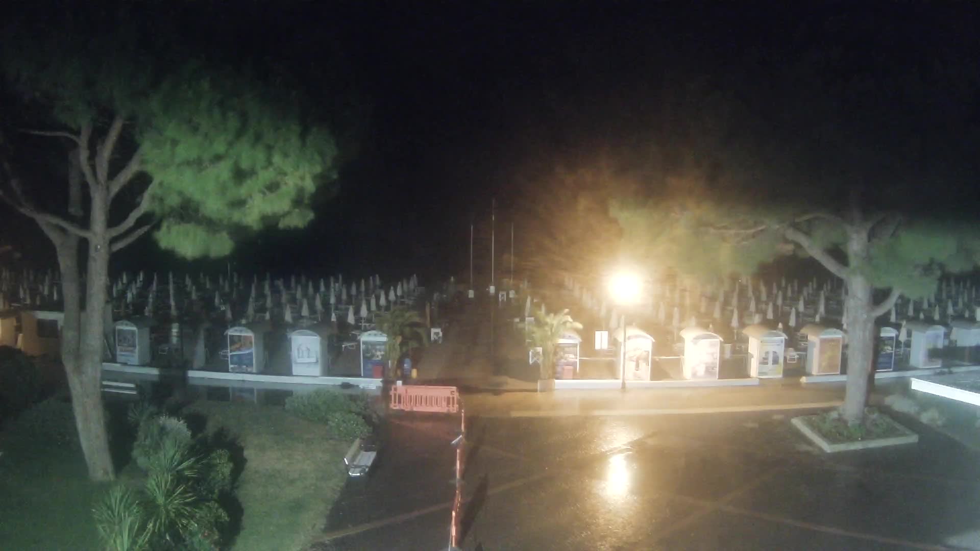Gradež Vhod na Plažo: Pogled v Živo na Obalo
