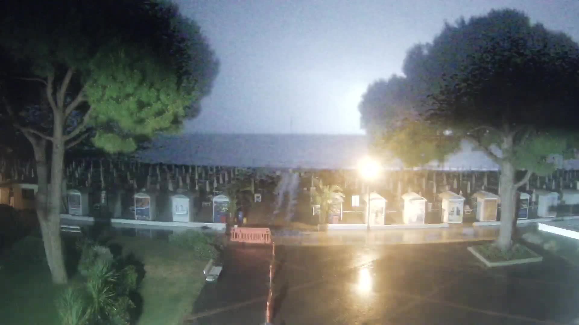 Gradež Vhod na Plažo: Pogled v Živo na Obalo