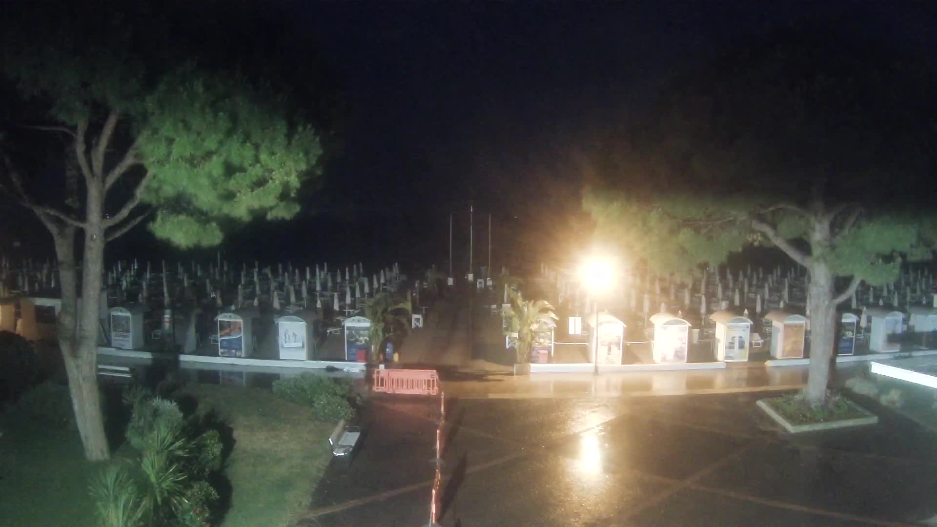 Gradež Vhod na Plažo: Pogled v Živo na Obalo