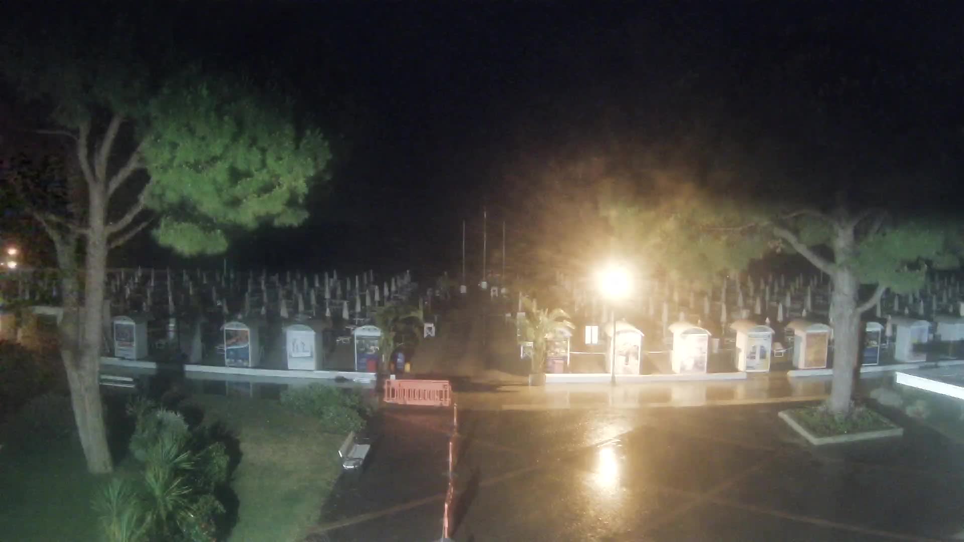 Gradež Vhod na Plažo: Pogled v Živo na Obalo