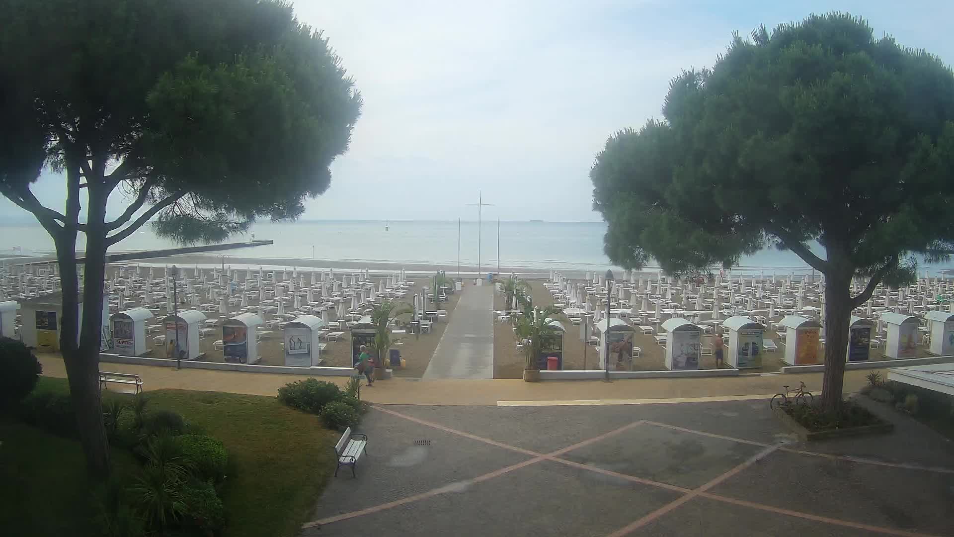Gradež Vhod na Plažo: Pogled v Živo na Obalo