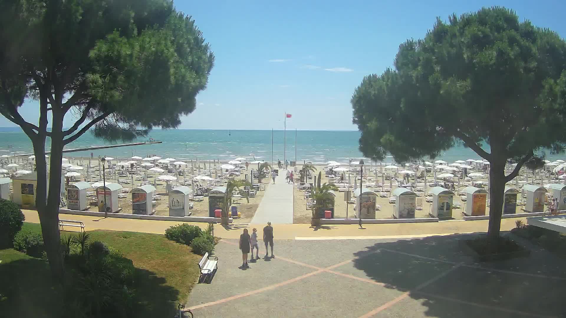 Gradež Vhod na Plažo: Pogled v Živo na Obalo