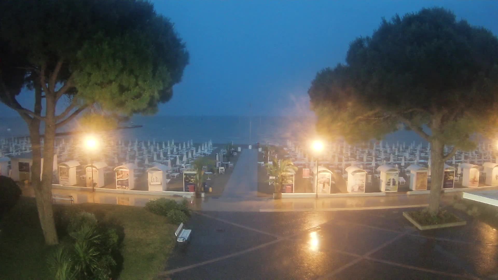 Gradež Vhod na Plažo: Pogled v Živo na Obalo