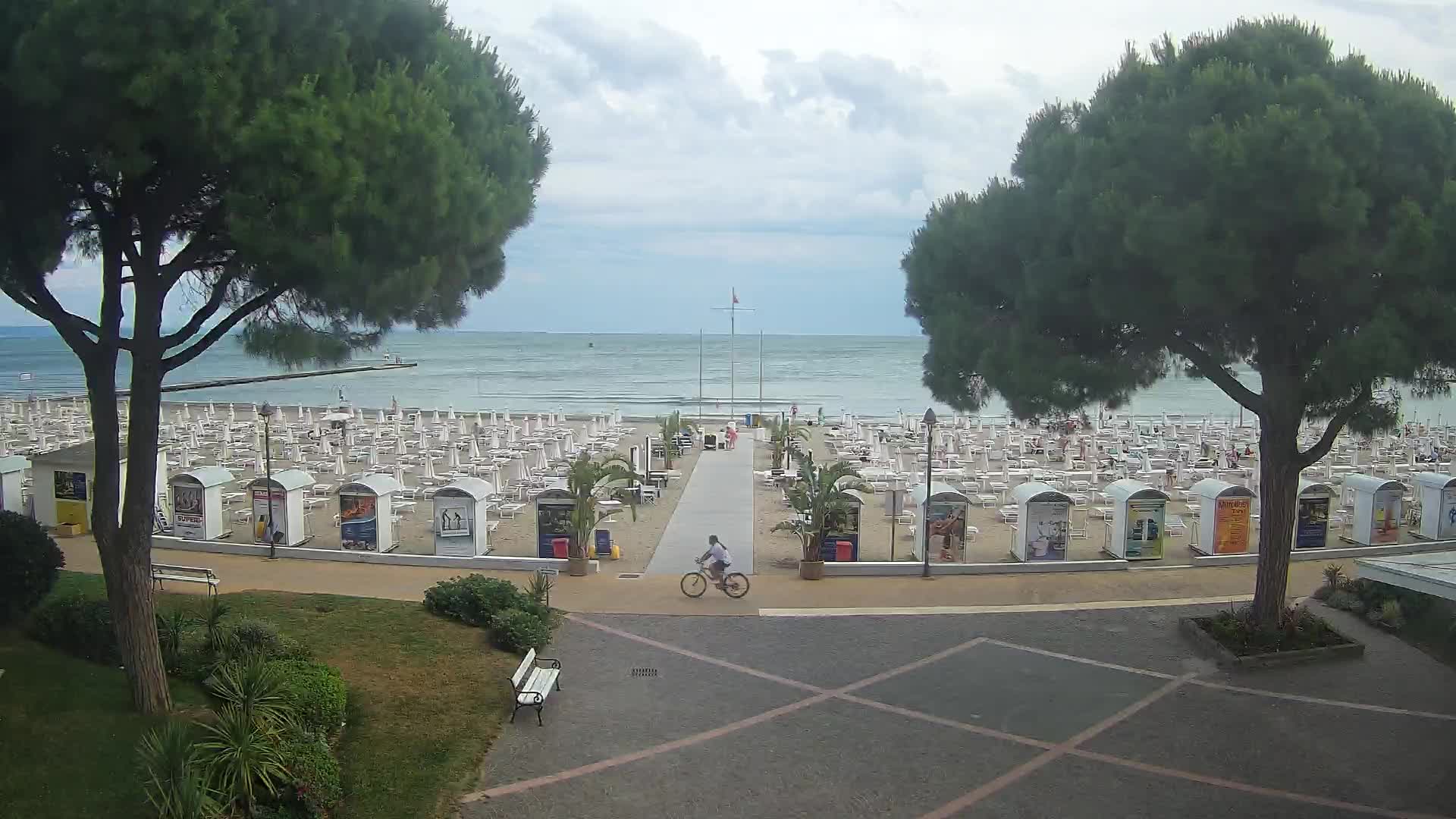 Gradež Vhod na Plažo: Pogled v Živo na Obalo
