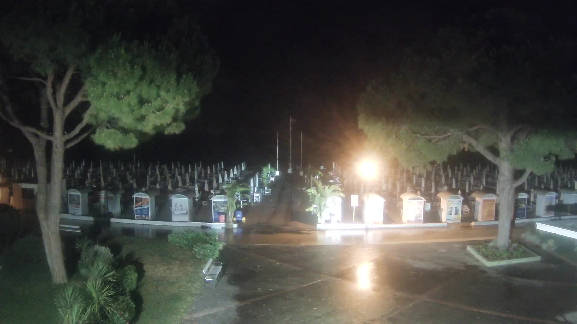 Gradež Vhod na Plažo: Pogled v Živo na Obalo