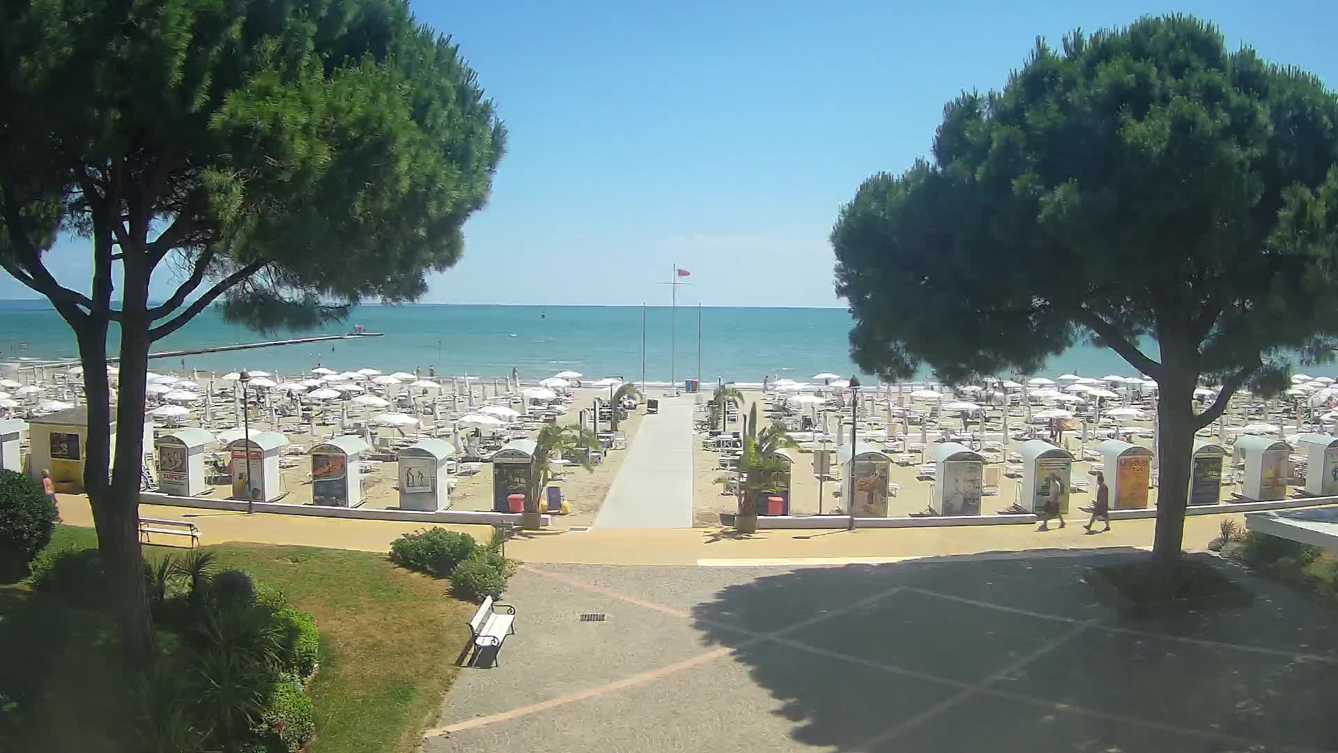 Gradež Vhod na Plažo: Pogled v Živo na Obalo