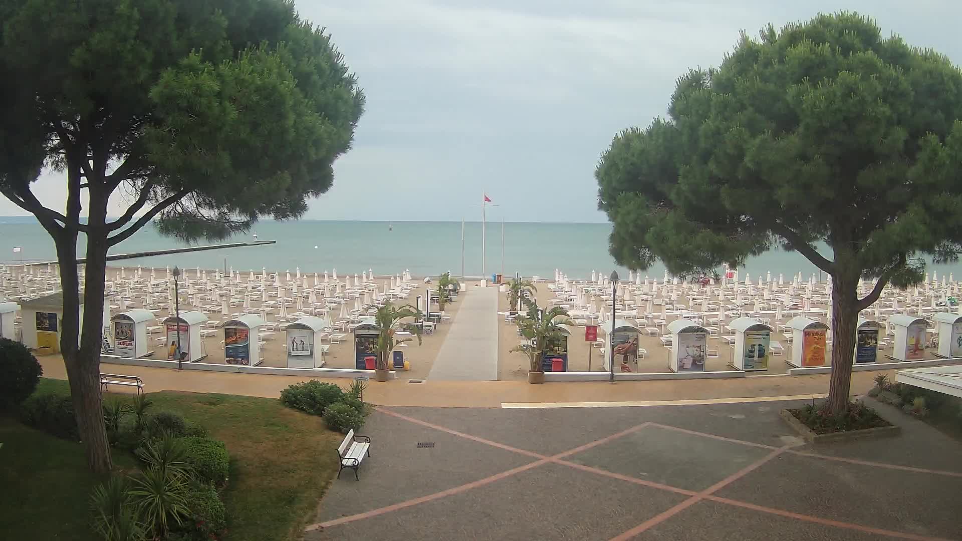 Gradež Vhod na Plažo: Pogled v Živo na Obalo