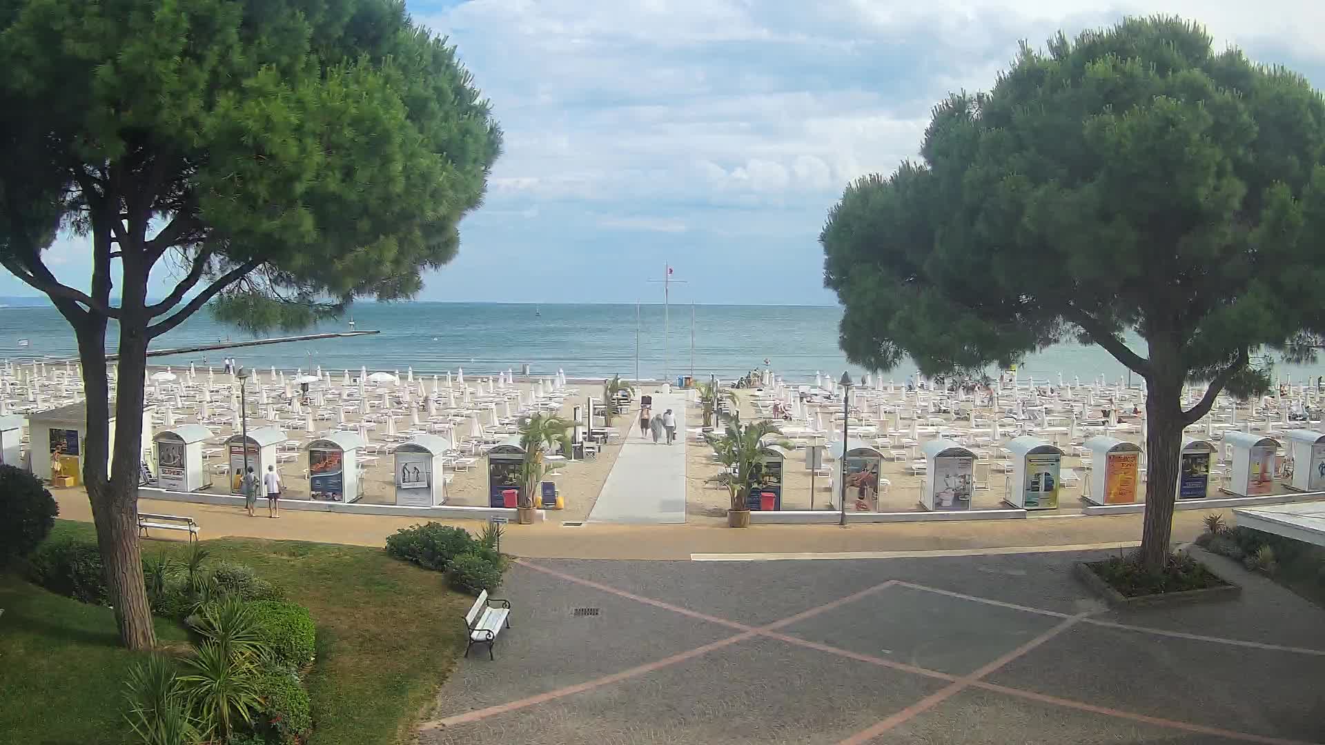 Gradež Vhod na Plažo: Pogled v Živo na Obalo