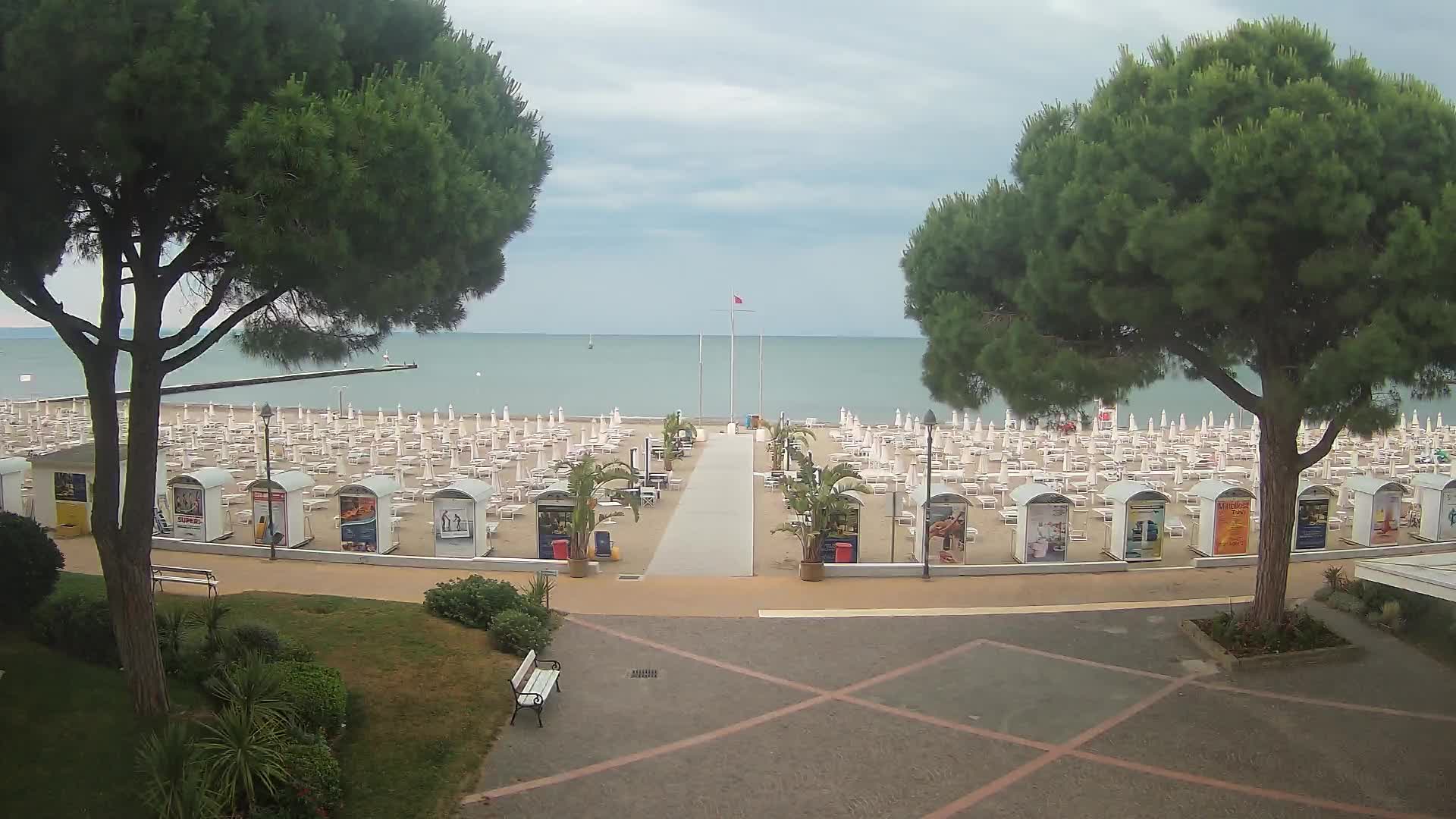Gradež Vhod na Plažo: Pogled v Živo na Obalo