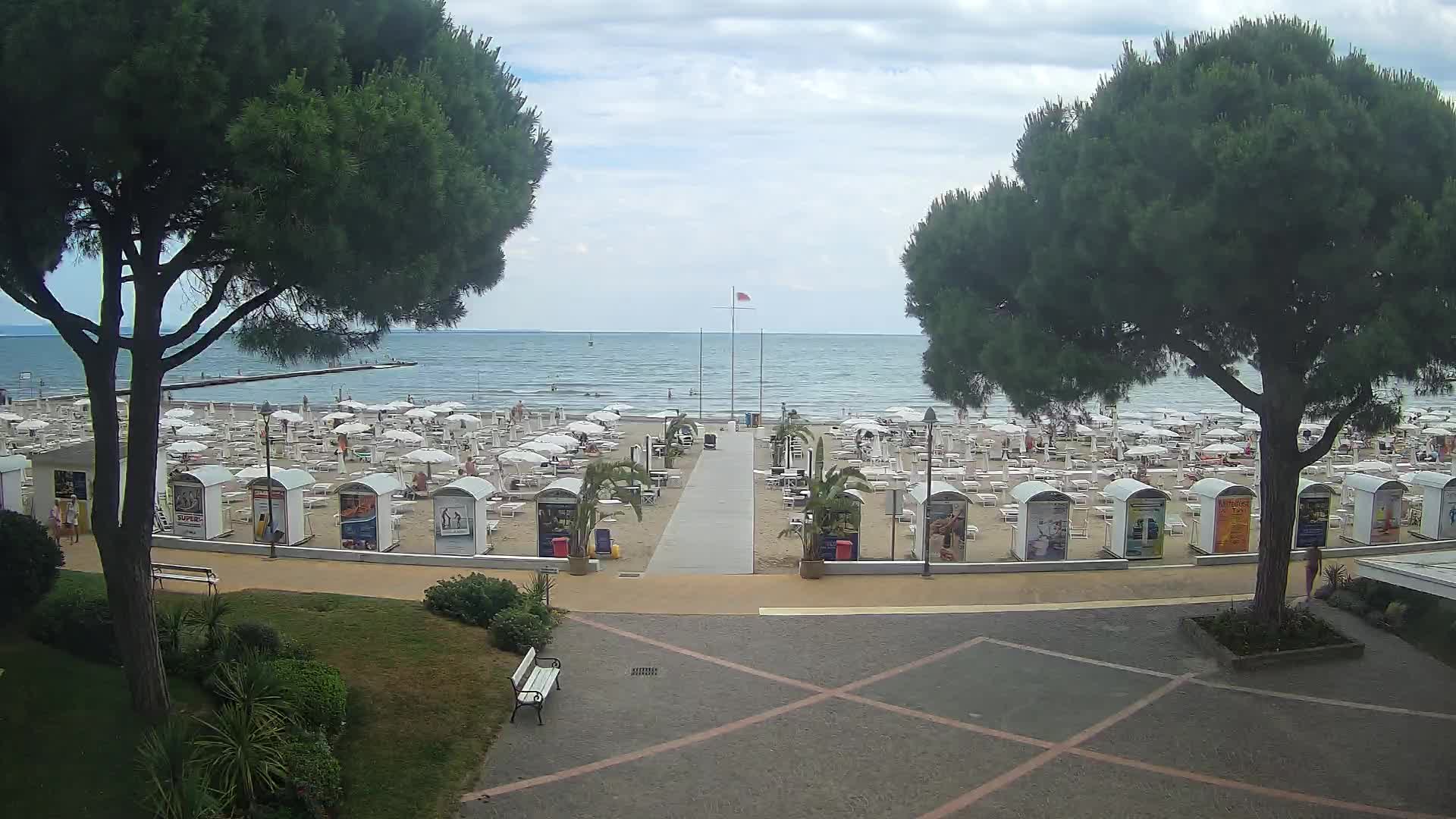 Gradež Vhod na Plažo: Pogled v Živo na Obalo