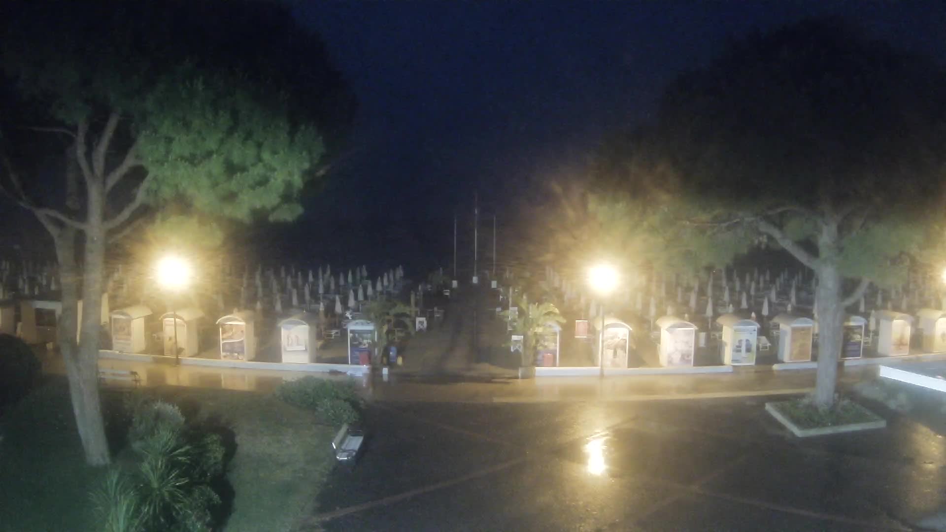 Gradež Vhod na Plažo: Pogled v Živo na Obalo