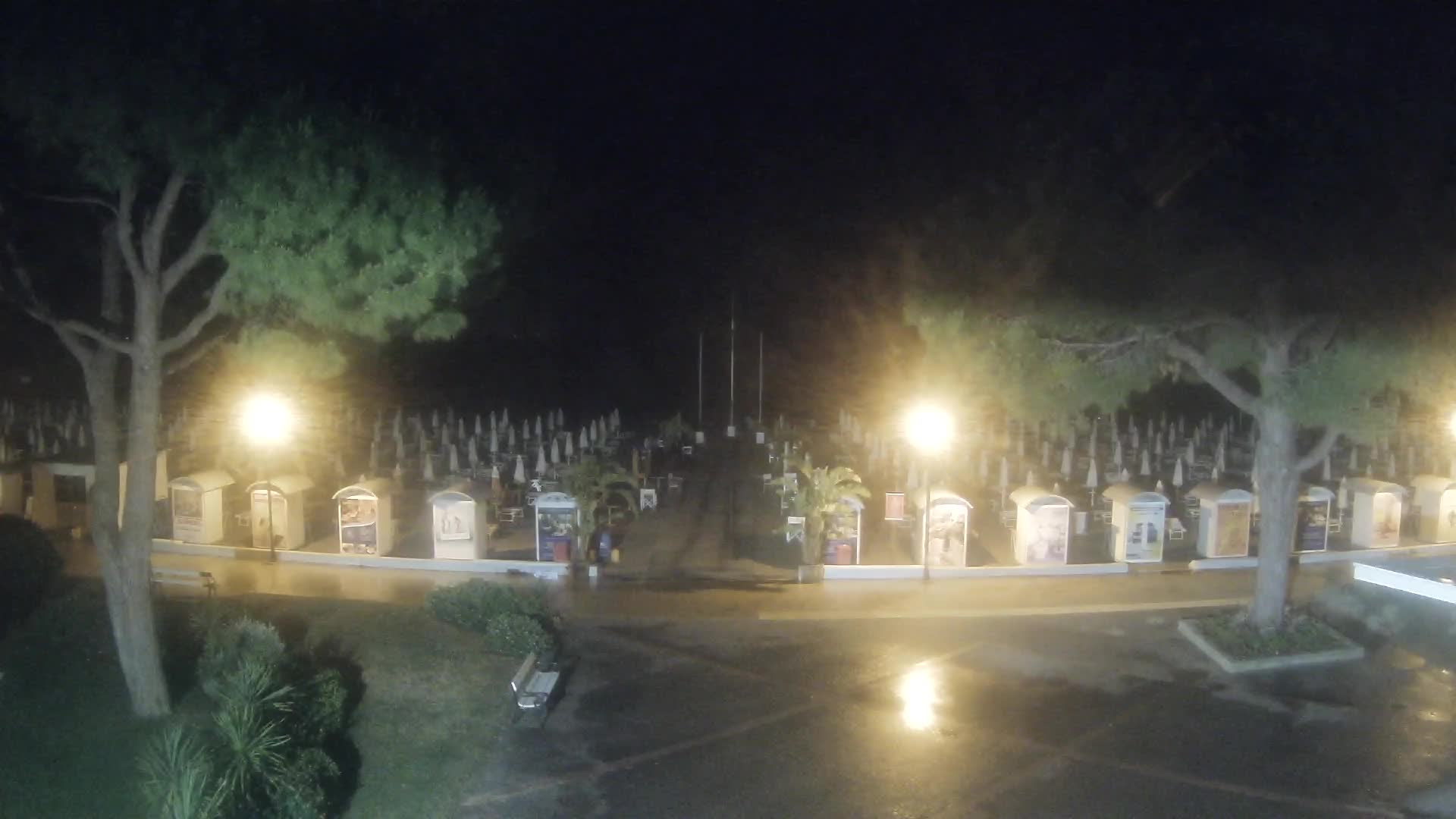 Gradež Vhod na Plažo: Pogled v Živo na Obalo