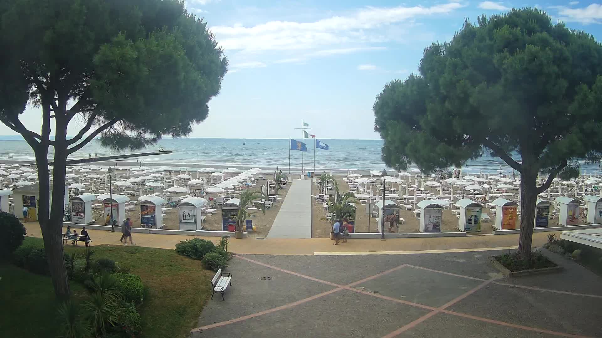 Gradež Vhod na Plažo: Pogled v Živo na Obalo
