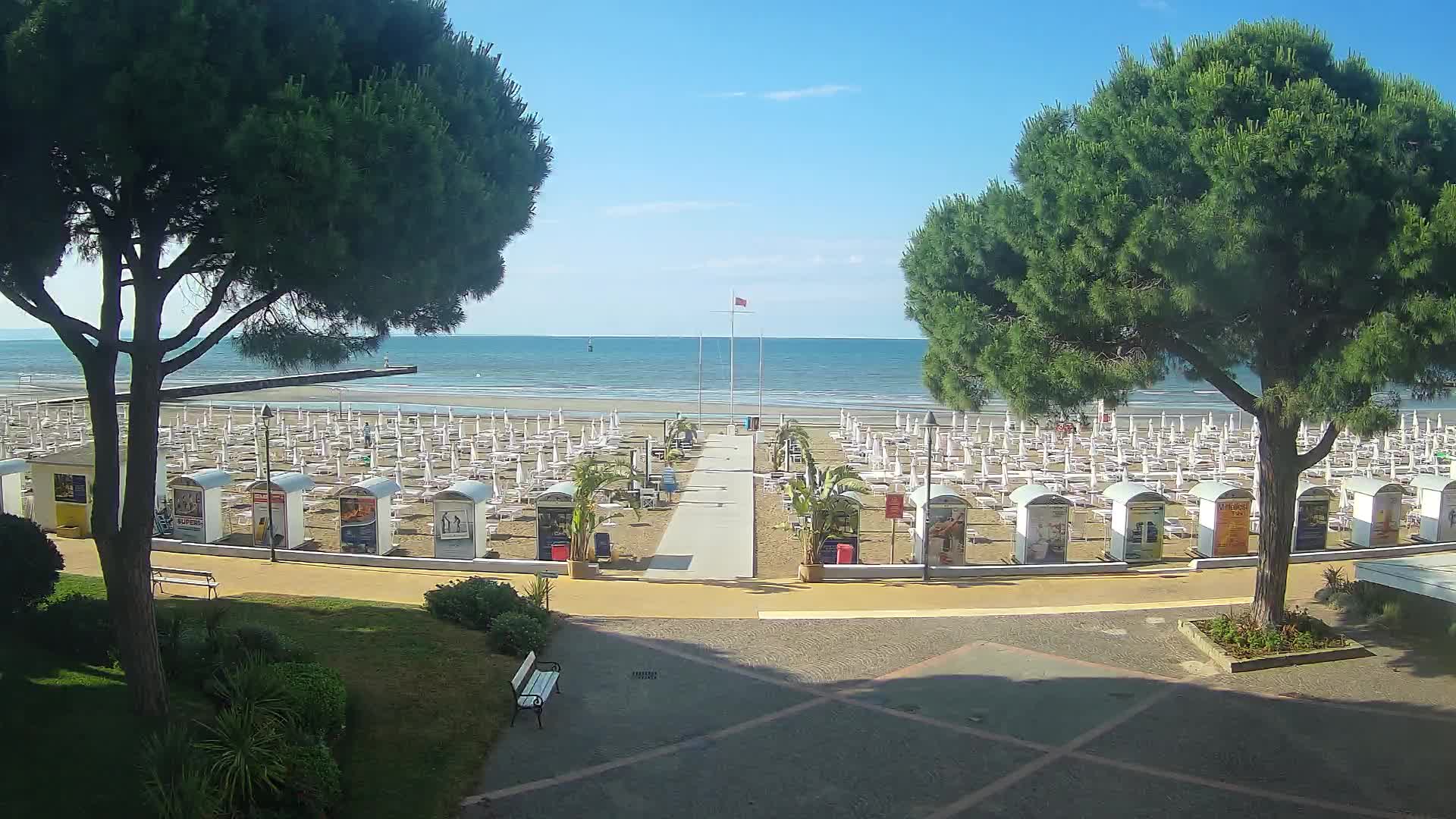 Gradež Vhod na Plažo: Pogled v Živo na Obalo