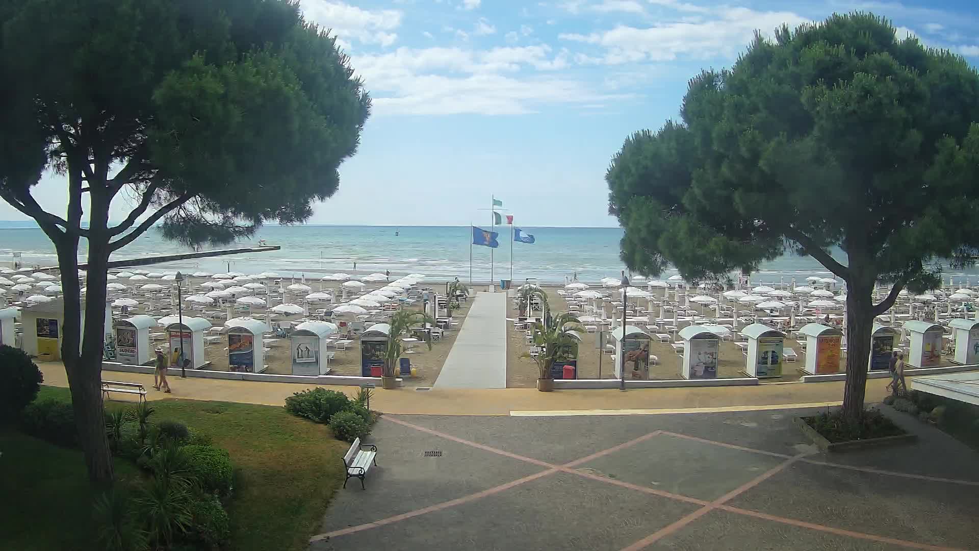 Gradež Vhod na Plažo: Pogled v Živo na Obalo
