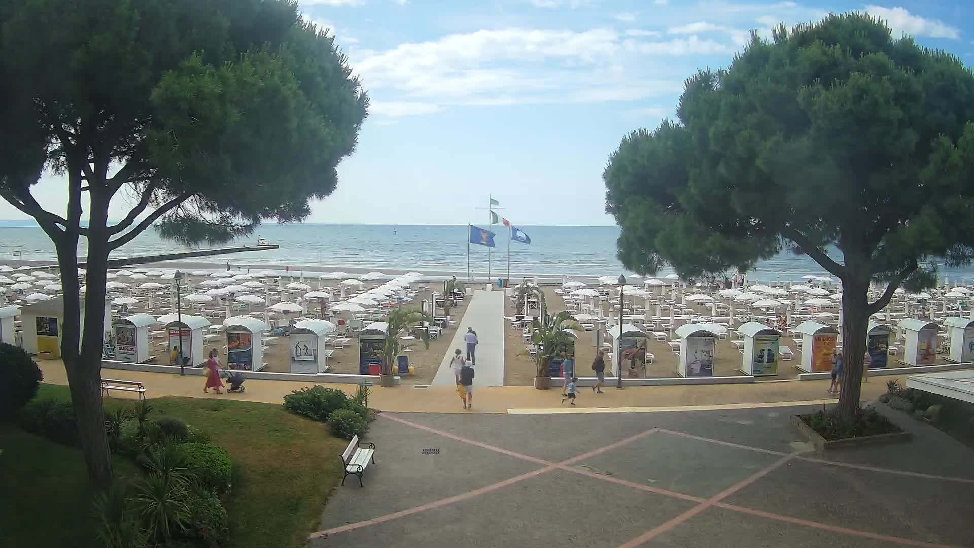 Gradež Vhod na Plažo: Pogled v Živo na Obalo