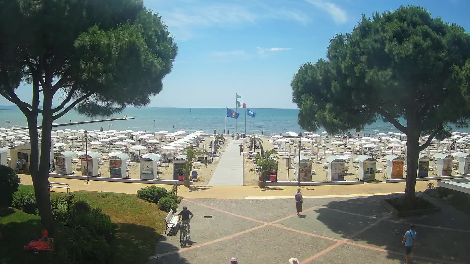Gradež Vhod na Plažo: Pogled v Živo na Obalo