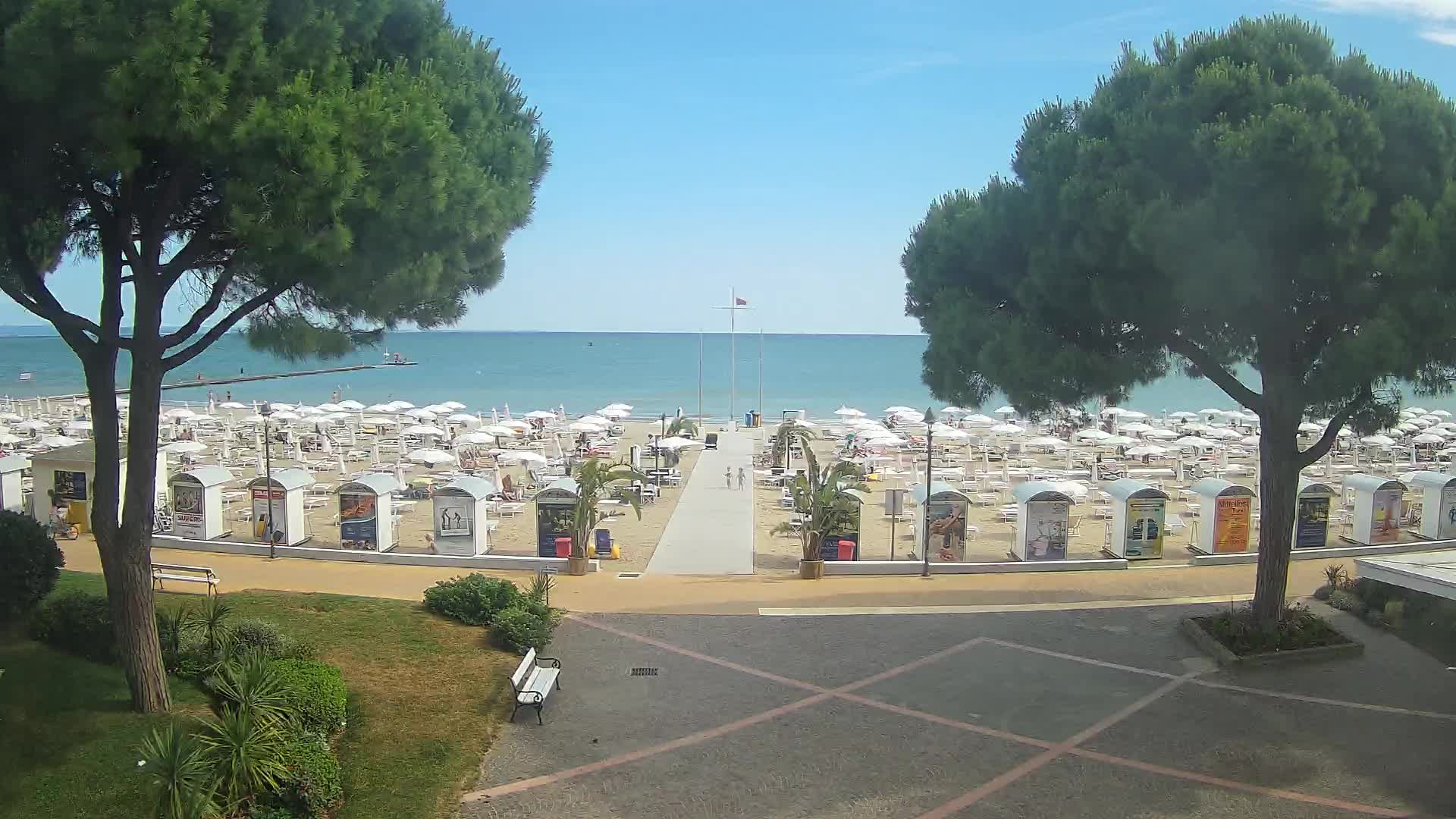 Gradež Vhod na Plažo: Pogled v Živo na Obalo