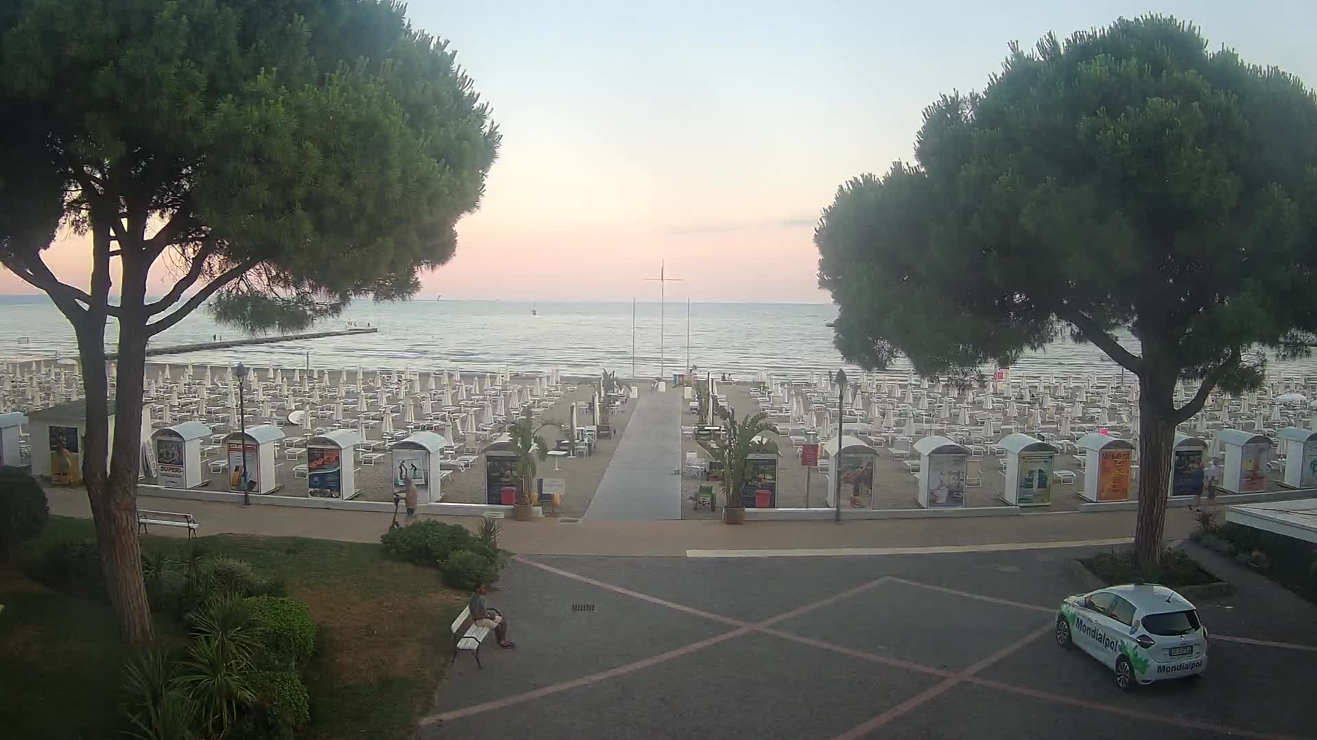 Gradež Vhod na Plažo: Pogled v Živo na Obalo