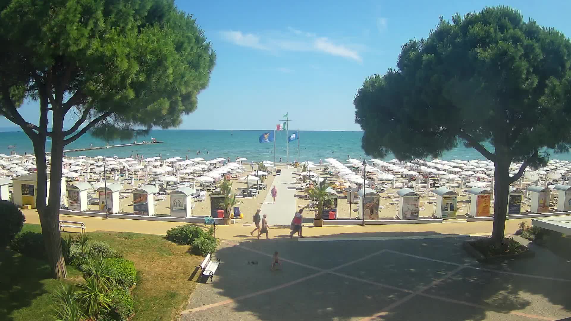 Gradež Vhod na Plažo: Pogled v Živo na Obalo