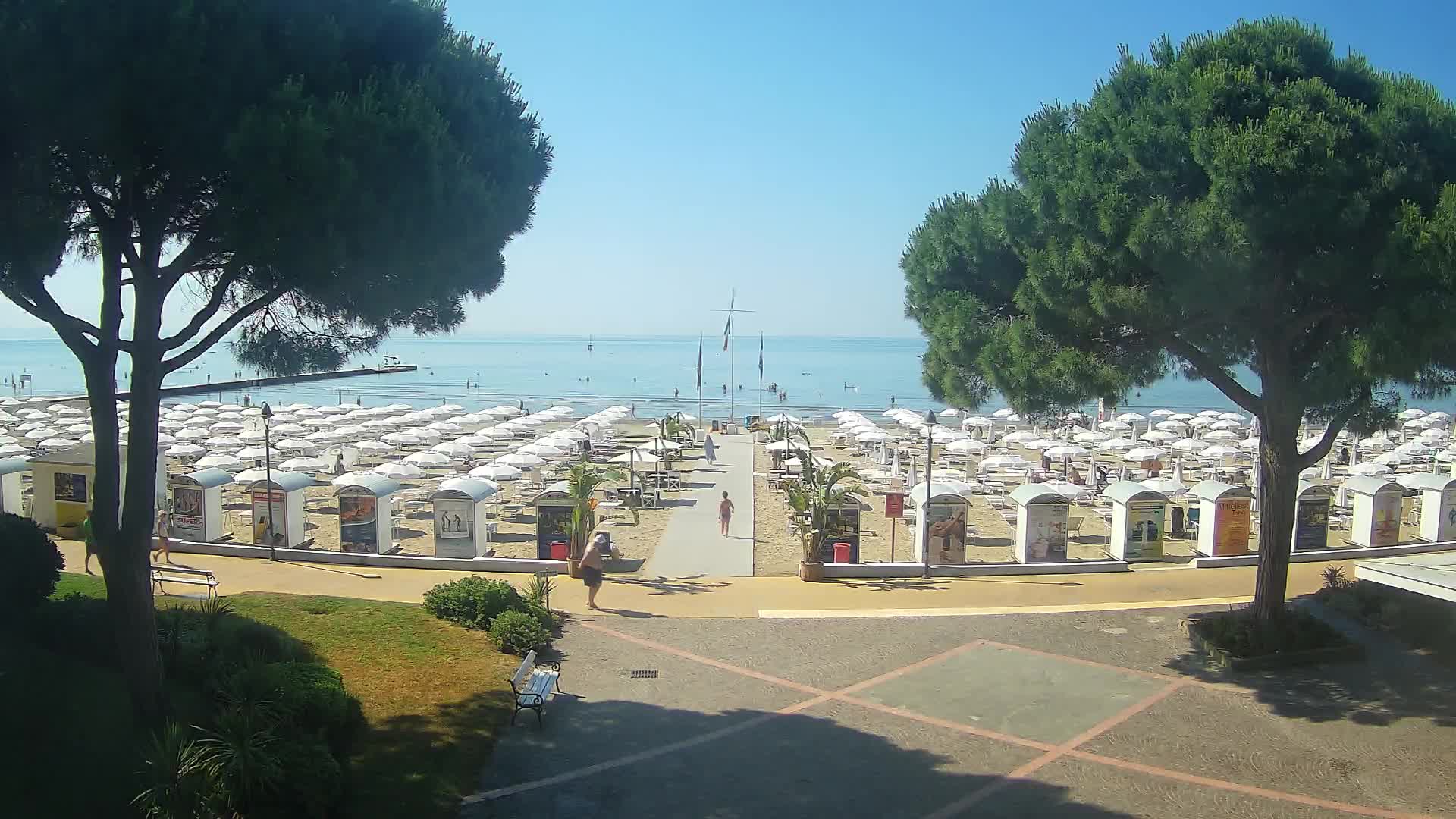 Gradež Vhod na Plažo: Pogled v Živo na Obalo