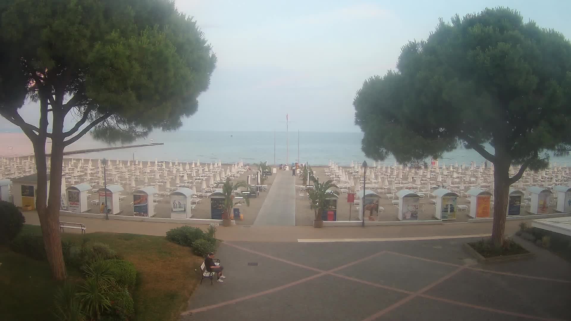 Gradež Vhod na Plažo: Pogled v Živo na Obalo