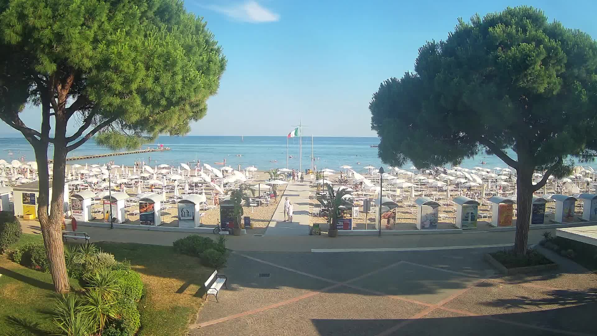Gradež Vhod na Plažo: Pogled v Živo na Obalo