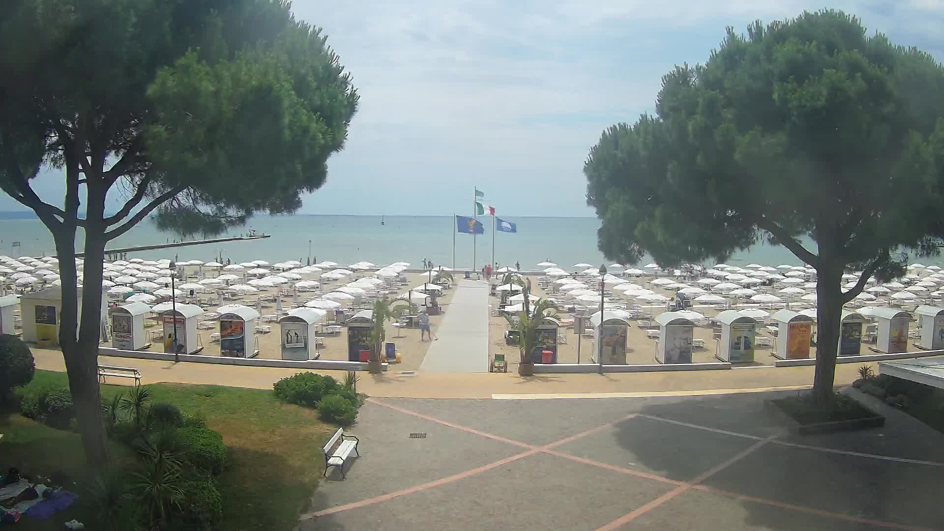 Gradež Vhod na Plažo: Pogled v Živo na Obalo