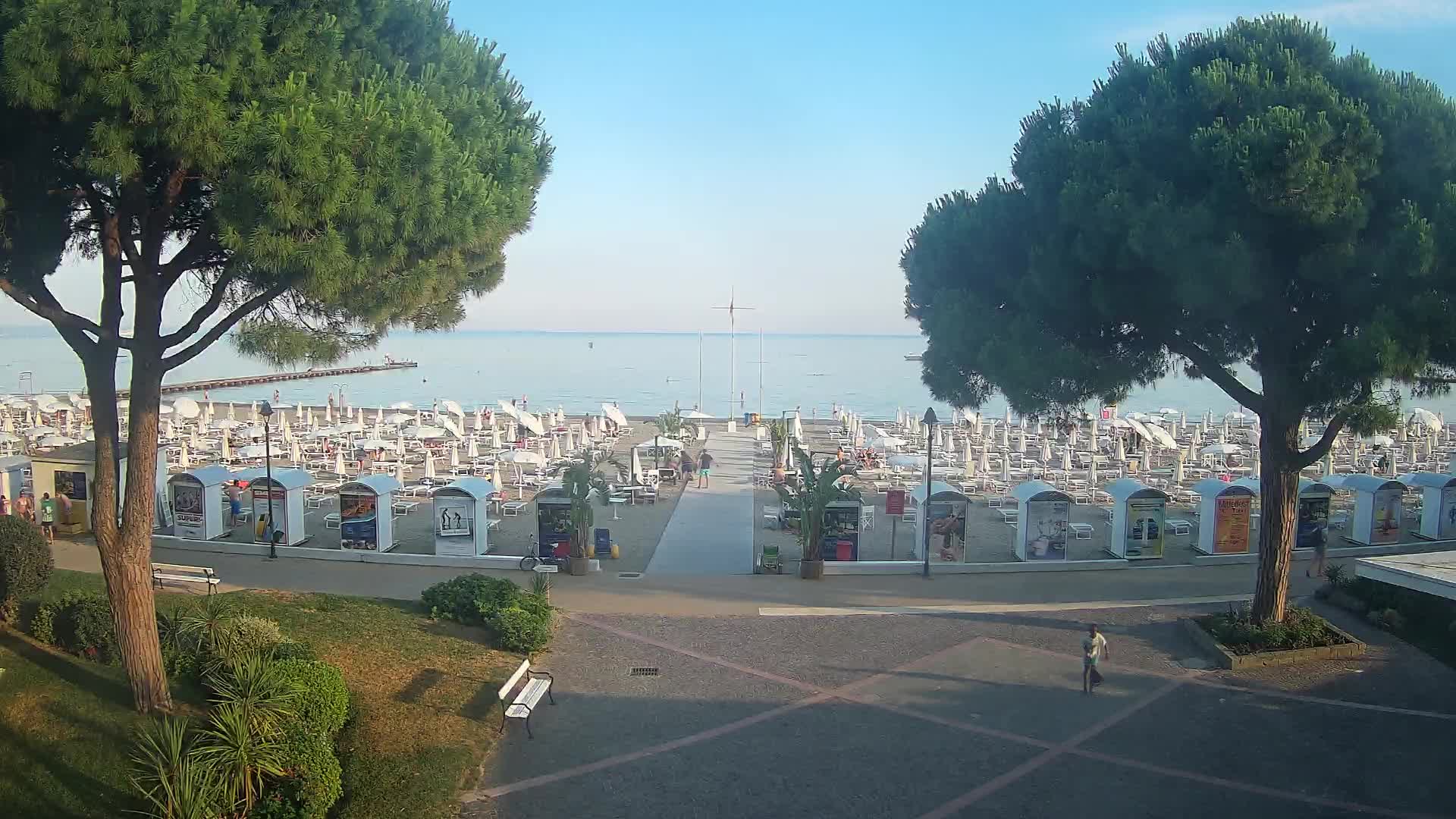 Gradež Vhod na Plažo: Pogled v Živo na Obalo