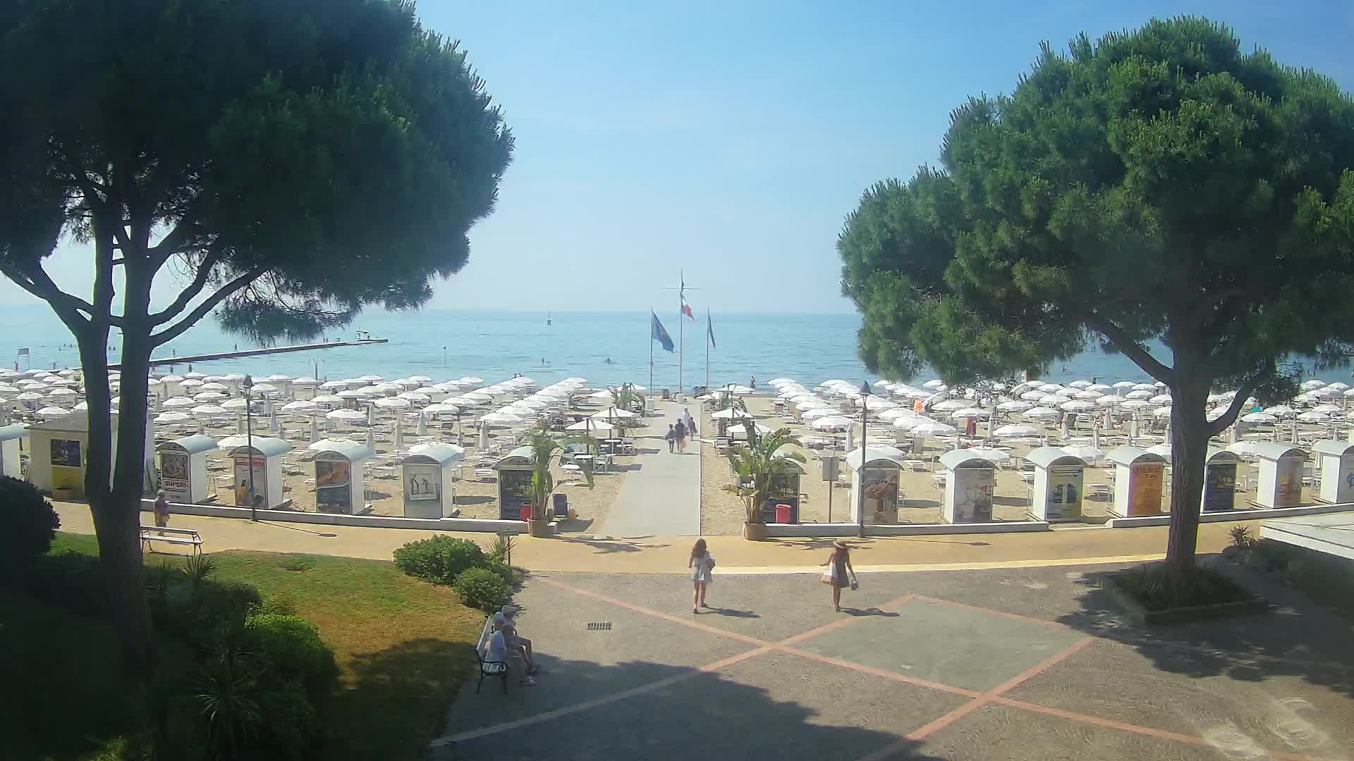 Gradež Vhod na Plažo: Pogled v Živo na Obalo