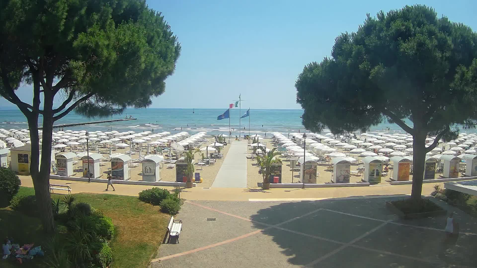 Gradež Vhod na Plažo: Pogled v Živo na Obalo