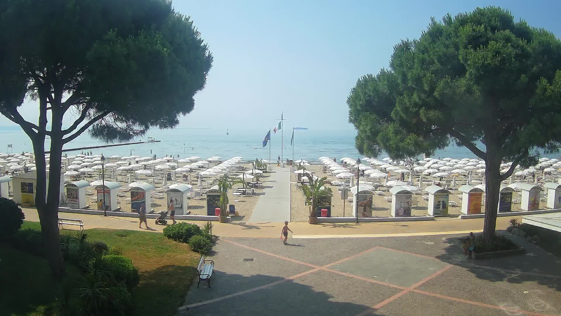 Gradež Vhod na Plažo: Pogled v Živo na Obalo