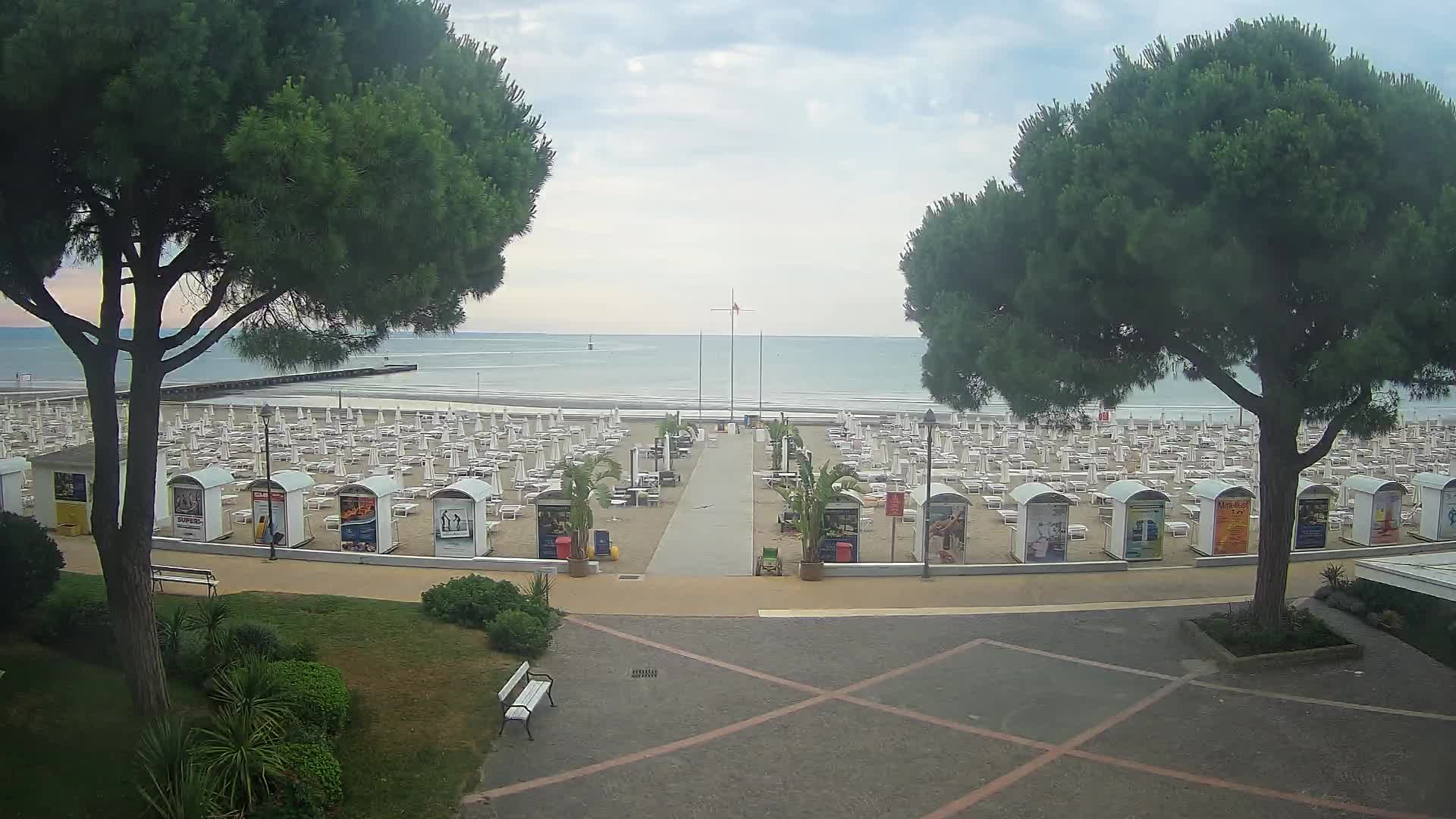 Gradež Vhod na Plažo: Pogled v Živo na Obalo