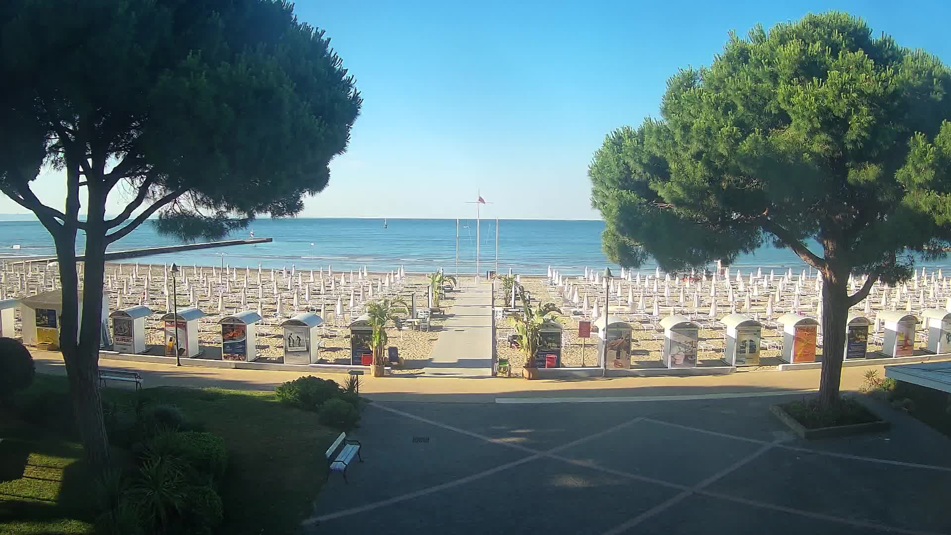 Gradež Vhod na Plažo: Pogled v Živo na Obalo