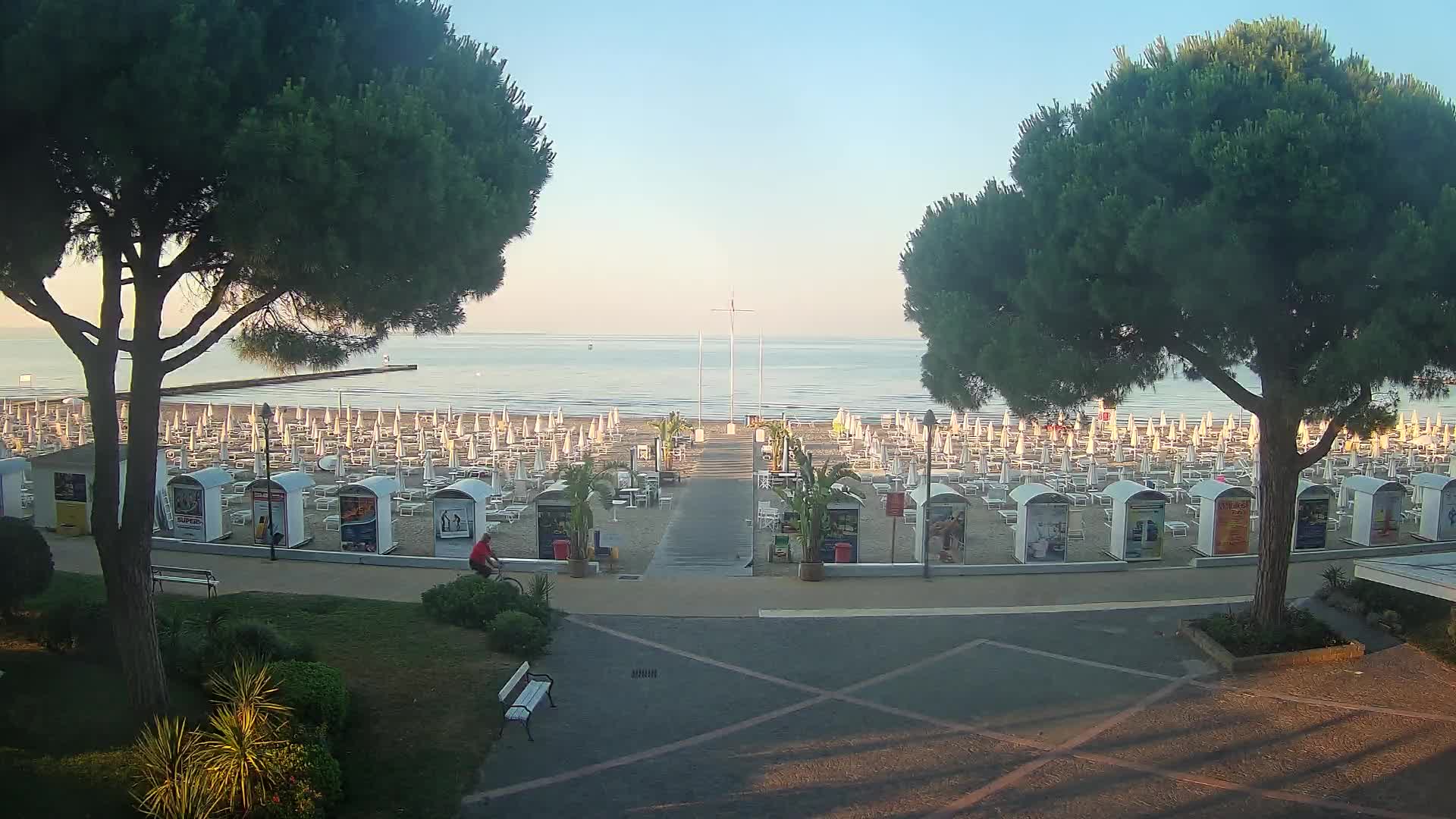 Gradež Vhod na Plažo: Pogled v Živo na Obalo
