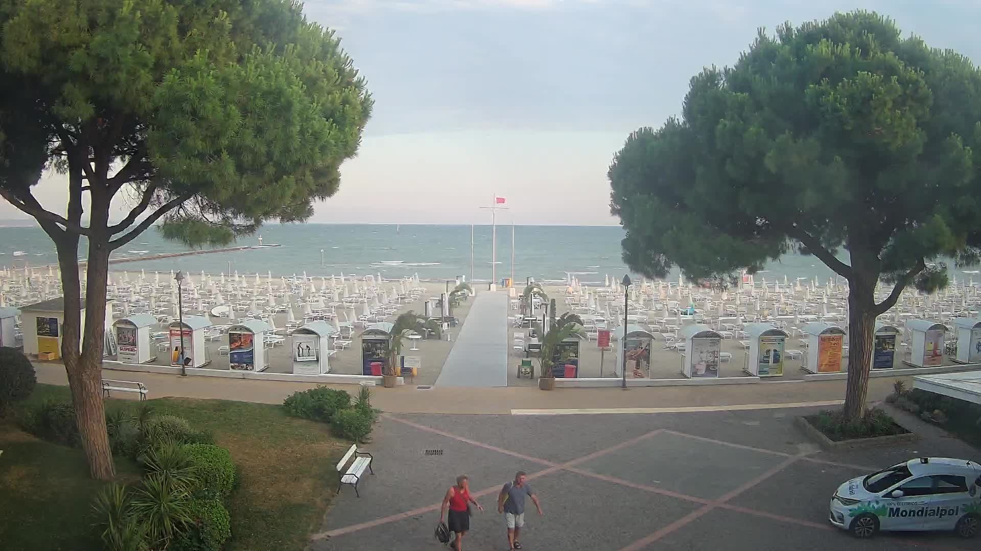 Gradež Vhod na Plažo: Pogled v Živo na Obalo