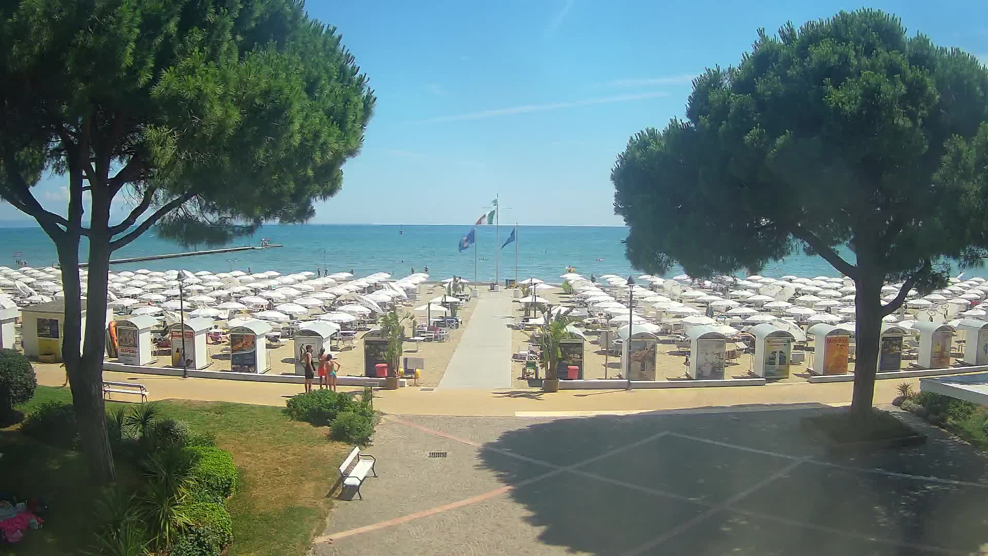 Gradež Vhod na Plažo: Pogled v Živo na Obalo