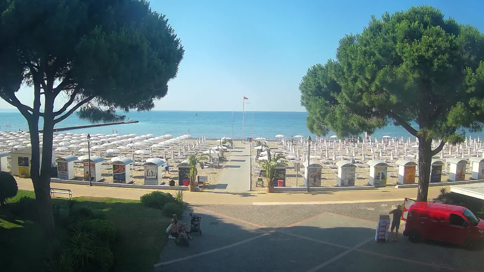 Gradež Vhod na Plažo: Pogled v Živo na Obalo