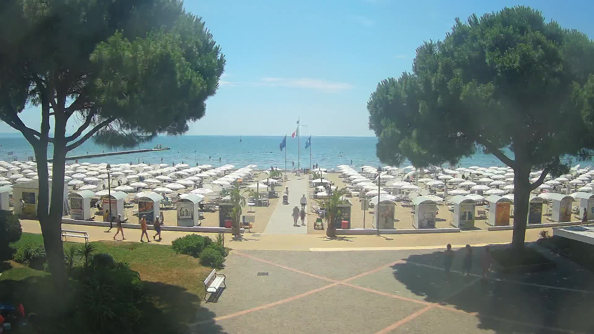 Gradež Vhod na Plažo: Pogled v Živo na Obalo