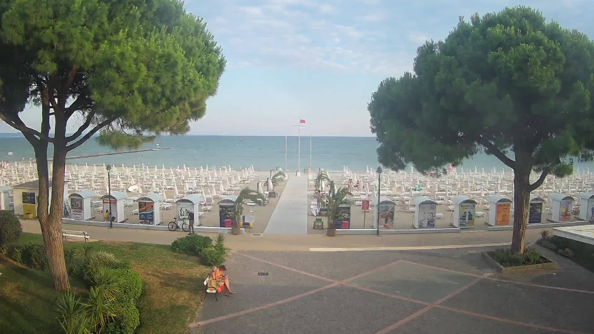 Gradež Vhod na Plažo: Pogled v Živo na Obalo